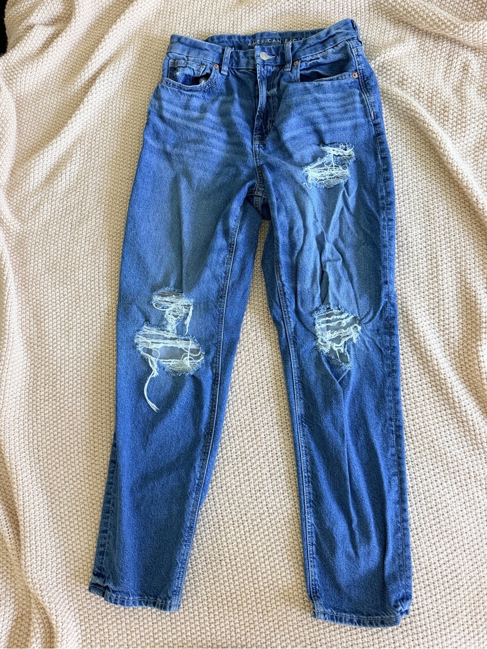 💙 American Eagle Strigid Mom Jeans — Size 8